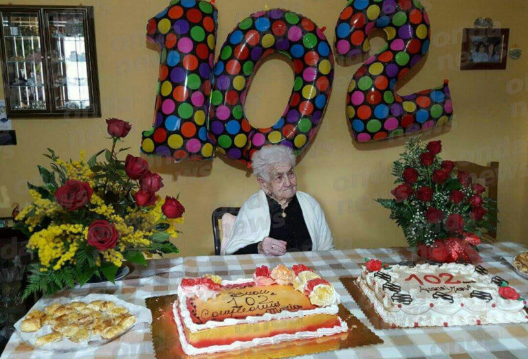Sicignano degli Alburni: nonna Maria, tifosa agguerrita del Napoli, spegne 102 candeline
