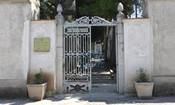 Sala Consilina: ondata di furti di arredi funerari al cimitero. In arrivo la videosorveglianza