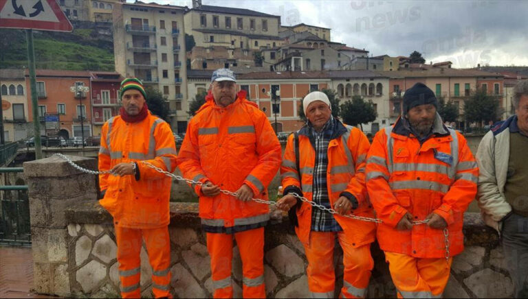 Polla: operai della raccolta rifiuti in agitazione. La General Enterprise:”Pagamenti in regola”