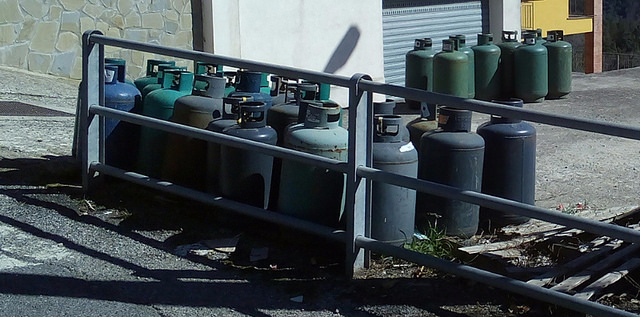 Guardia di Finanza di Vallo della Lucania sequestra 430 kg di GPL in vendita per strada