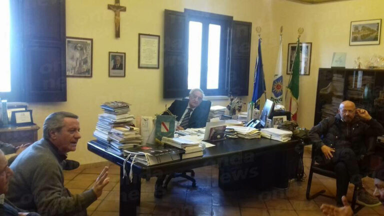 Polla: operai della raccolta rifiuti in agitazione. Raggiunta la tregua dopo l’incontro in Comune