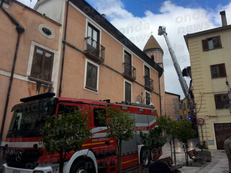 Vento forte a Vietri di Potenza, tegole della Chiesa Madre cadono in strada