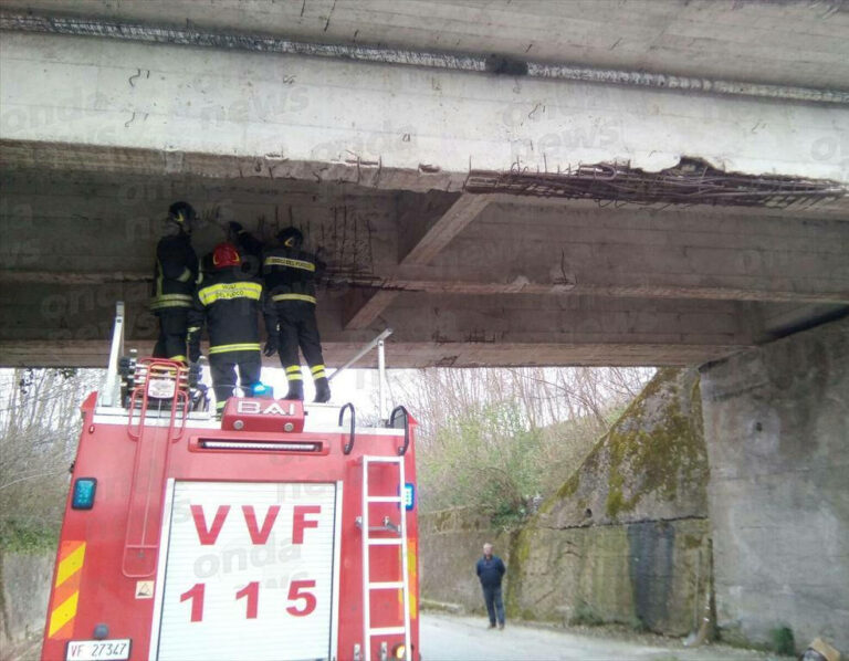Montesano: pezzi di cemento cadono in strada da un cavalcavia. Intervengono i Vigili del Fuoco