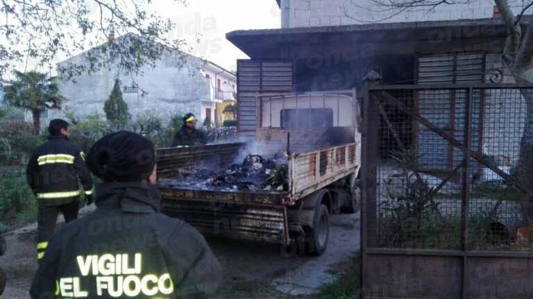 Sant’Arsenio: incendio in un deposito, in fiamme un autocarro. Intervengono i Vigili del Fuoco