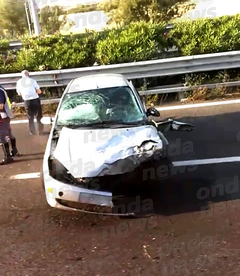 Perde il controllo dell’auto e sbatte contro un guardrail sull’A3 a Battipaglia. Ferito