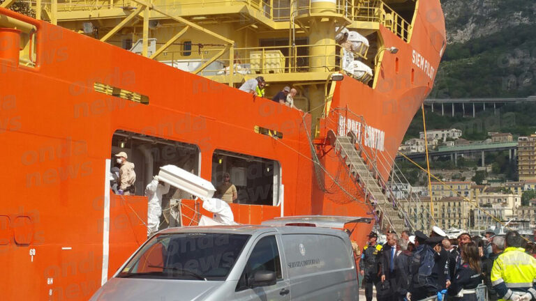 Nuovo sbarco a Salerno. Attraccati al porto 990 migranti e la salma di un bambino di 3 anni