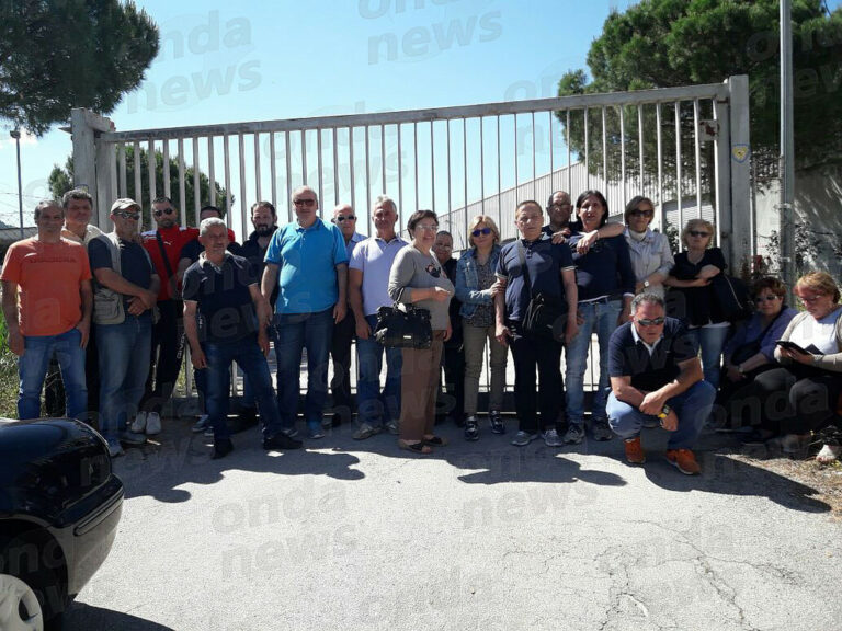 Rientrano a lavoro dopo l’aspettativa e trovano i cancelli chiusi. Protesta degli operai Ergon