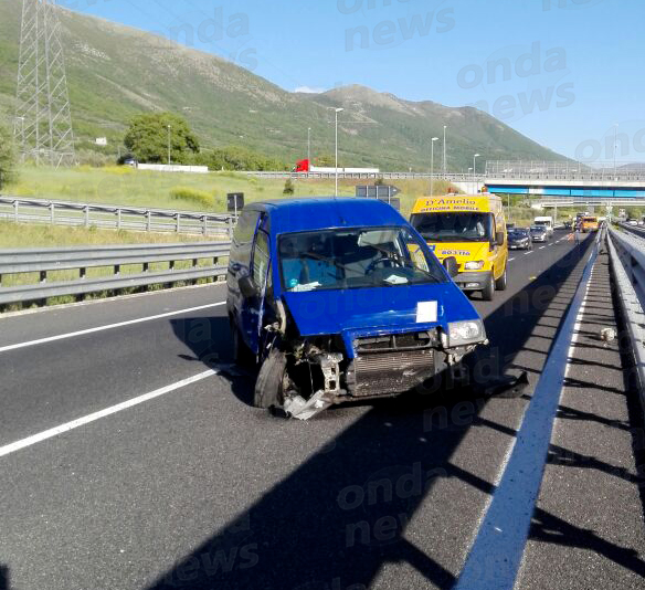 incidente-autostrda-polla-furgone