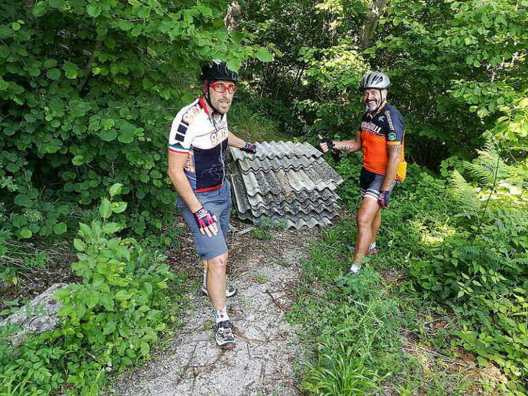 Sala Consilina: pannelli di eternit abbandonati in località Sito Alto ritrovati da due ciclisti