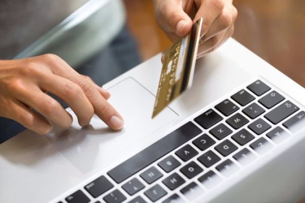Battipaglia: visita un sito di incontri e resta vittima di una truffa online. Due denunciati