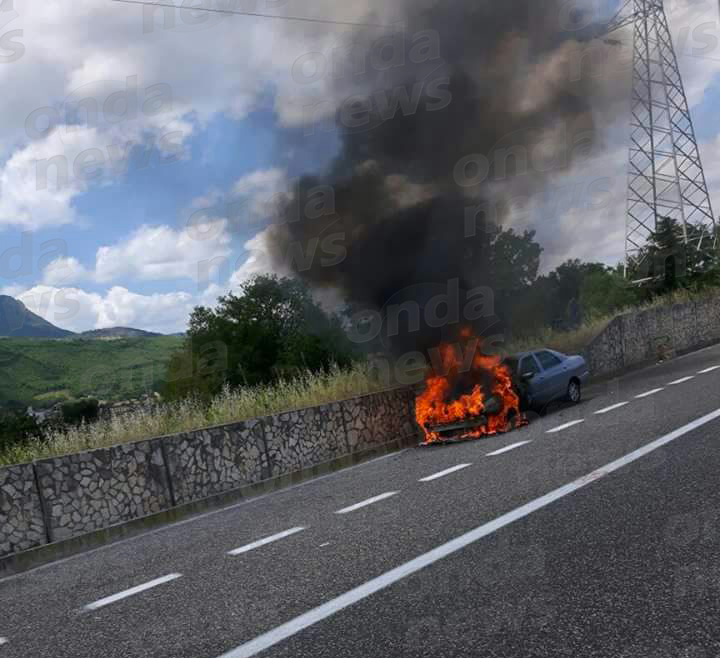 Auto in fiamme sull’A3 nei pressi dello svincolo di Polla
