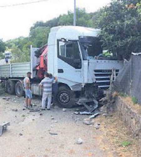 Camion impazzito sbanda, travolge gli alberi e finisce contro un muro a Celle di Bulgheria