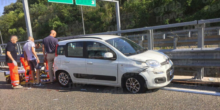 Auto finisce contro guardrail sull’A3 tra Petina e Sicignano. Due feriti
