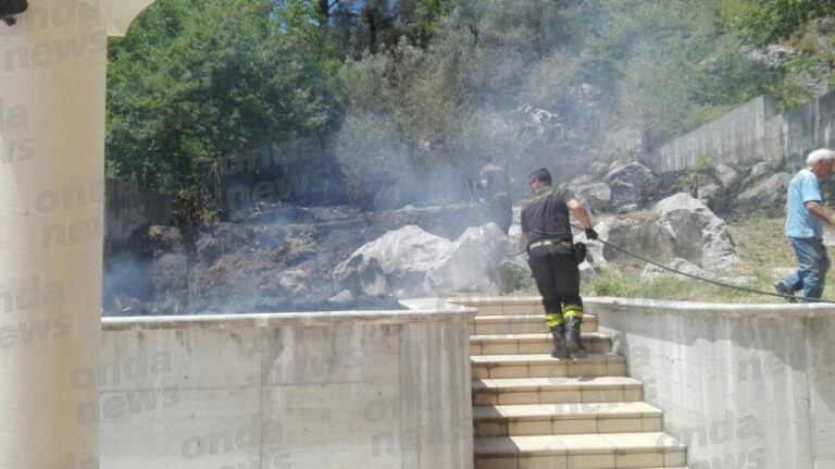 Sant’Arsenio:incendio vicino alle abitazioni in località San Vito.Intervengono i Vigili del Fuoco
