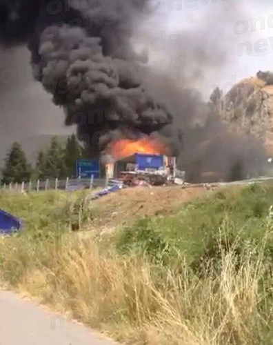 Fumo nero e denso sulla SS598. Camion in fiamme nei pressi di Marsico Nuovo
