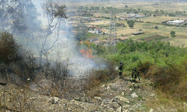Brucia località Serrone ad Atena Lucana. Intervengono i Vigili del Fuoco