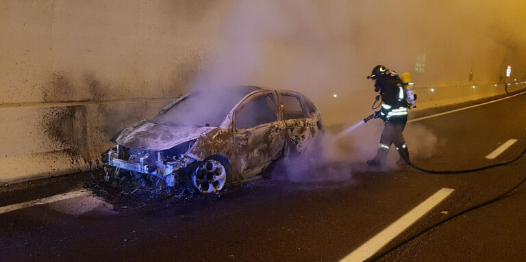Auto in fiamme in galleria sull’A2 tra Sicignano e Contursi. Intervengono i Vigili del Fuoco