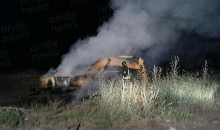 Padula: in fiamme nella notte un escavatore e una pala meccanica. Vigili del Fuoco domano il rogo