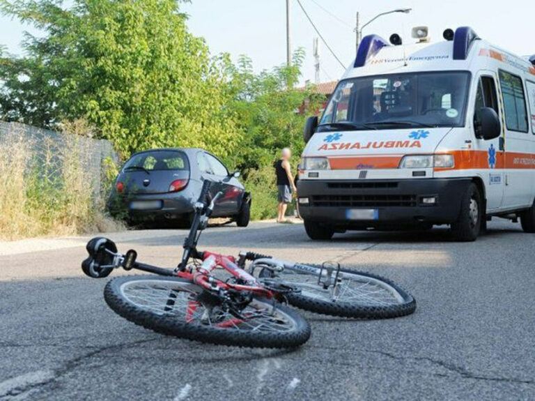 Cade dalla bici mentre è in vacanza nel Cilento. Bambina di 9 anni in gravi condizioni