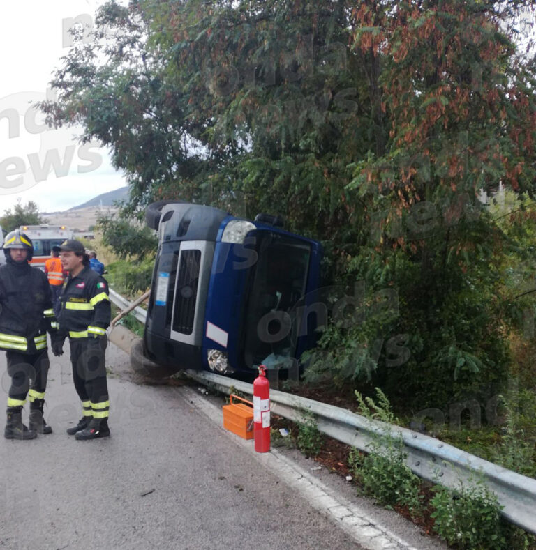 Incidente sulla Basentana a Tito. Furgone di un corriere espresso esce fuori strada e si ribalta