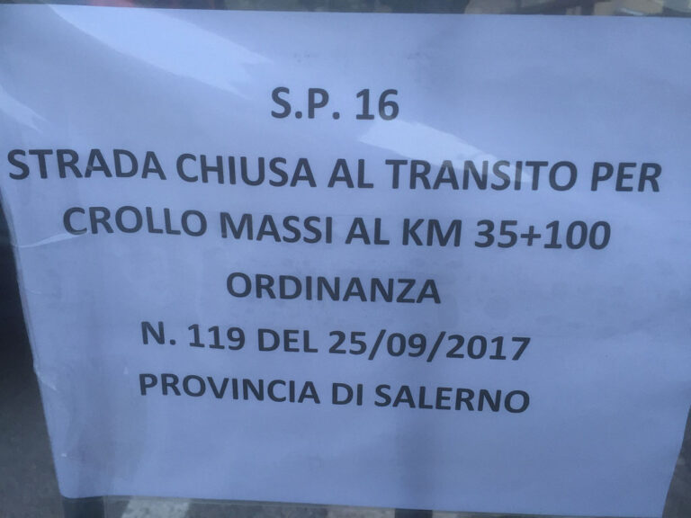 Caduta massi sulla S.P.16 a Caselle in Pittari. La Provincia chiude al traffico l’arteria