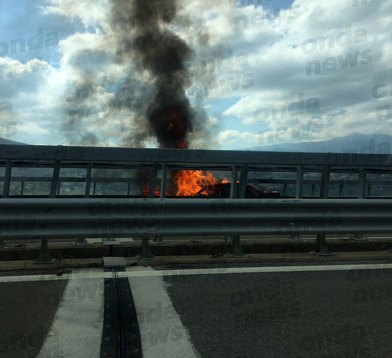 Auto in fiamme sul raccordo Sicignano-Potenza nei pressi di Buccino