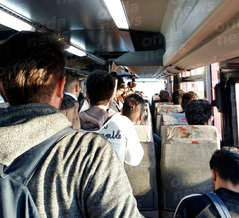 Autobus affollati, studenti costretti a viaggiare in piedi da Battipaglia a Fisciano