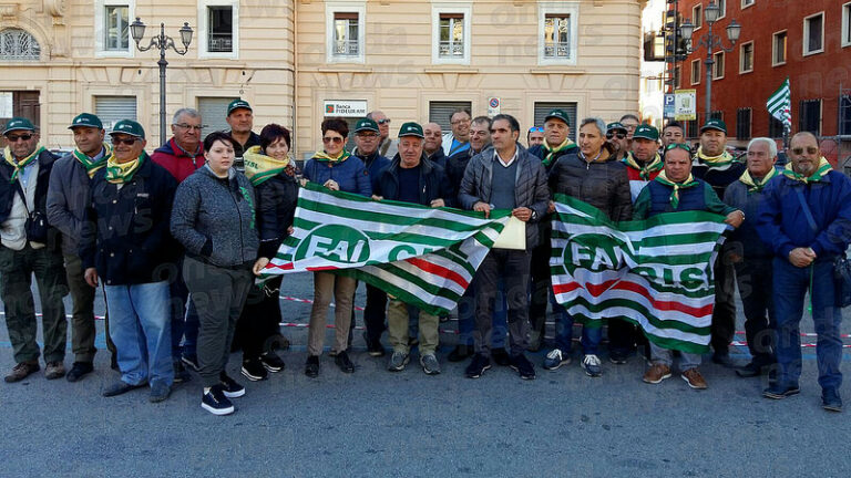 “Da un anno siamo senza stipendio”. La protesta degli operai idraulico forestali a Salerno