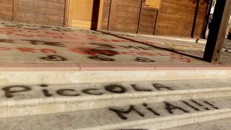 La Villa Comunale di Monte San Giacomo vandalizzata da una dedica d’amore. La denuncia del sindaco