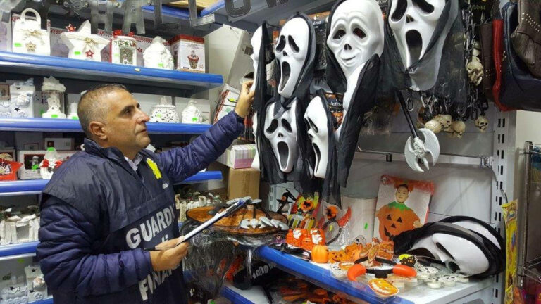 Oltre 3000 prodotti di Halloween non sicuri in 3 negozi a Lagonegro e Tito. Maxi sequestro della Finanza
