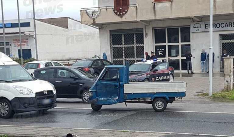 Scontro tra auto e motocarro a Sala Consilina. Ferito un anziano del posto