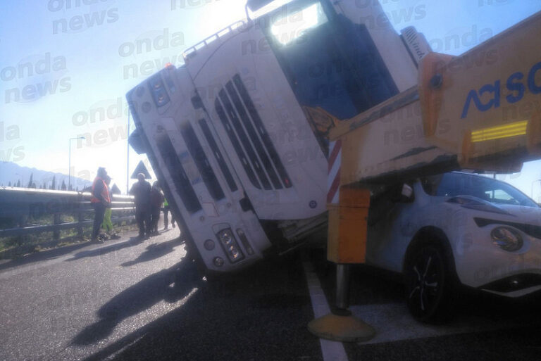 Camion perde il controllo e si ribalta su un’auto allo svincolo dell’A2 ad Eboli