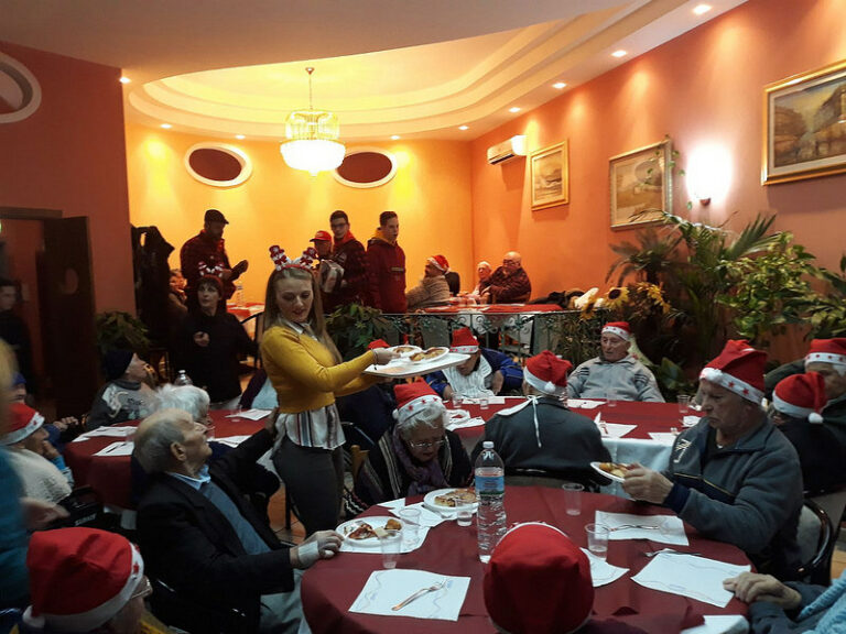 Cena di Natale speciale a Roscigno. Il Sindaco e gli amministratori camerieri per una sera