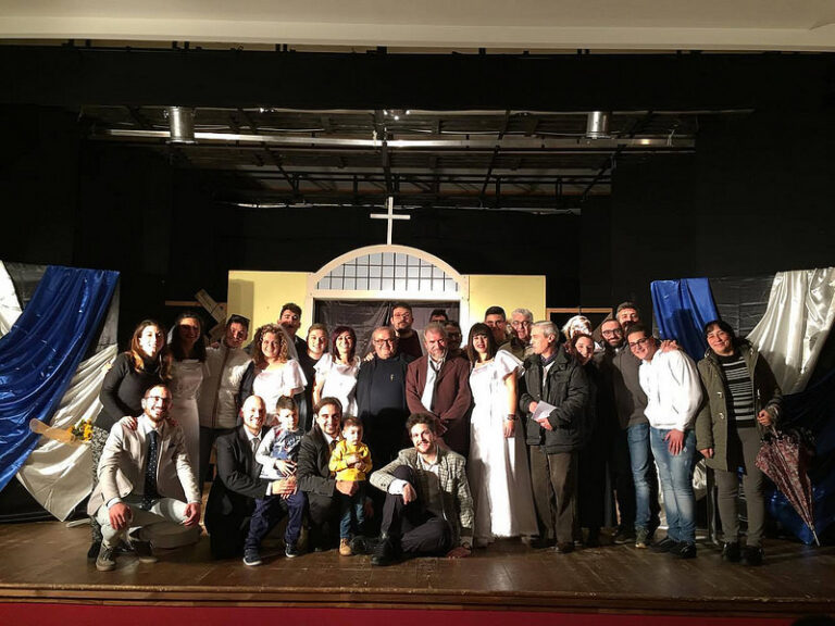 Sant’Arsenio: teatro gremito di gente per la compagnia di Sala Consilina “I Ragazzi di San Rocco”