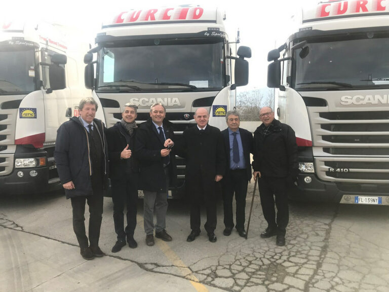 Polla: Franco Fenoglio, amministratore delegato di Italscania, consegna 10 truck alla Curcio Trasporti