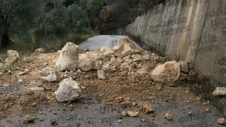 Cadono massi lungo “Serra Arenosa” a Vietri di Potenza.Disagi sull’arteria che collega al Vallo di Diano