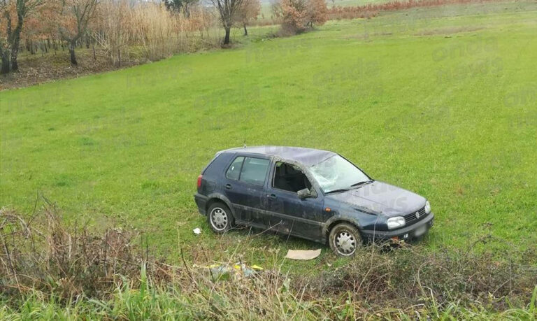 Auto sbanda e finisce in un terreno a San Rufo. Ferite madre e due bambine di Paterno