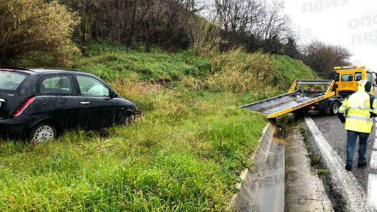 Auto finisce fuori strada in A2 tra Eboli e Battipaglia. I soccorsi la ritrovano senza il conducente