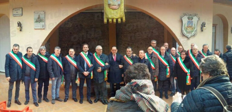Atto intimidatorio al sindaco di Corleto Perticara. La marcia di solidarietà dei primi cittadini lucani