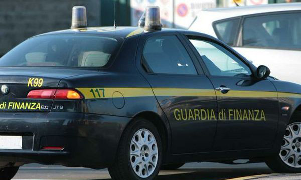 Truffano imprenditori proponendo finti finanziamenti in una banca fantasma di Salerno, 5 arrestati