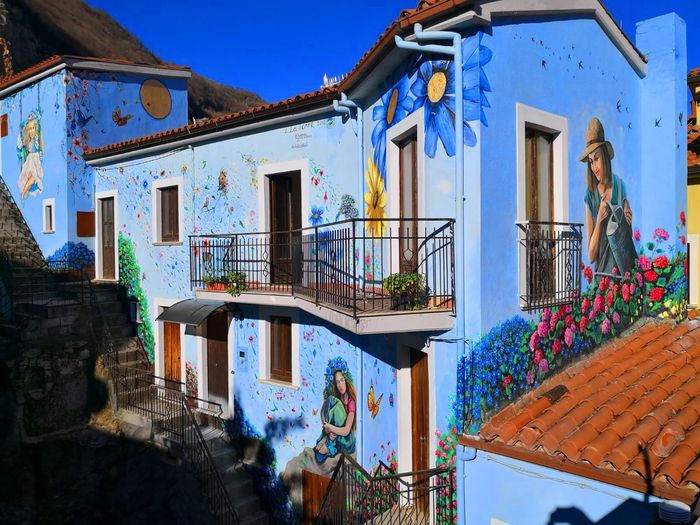 A Sant’Angelo Le Fratte due nuovi murales giganti arricchiscono la “Valle più dipinta d’Italia”