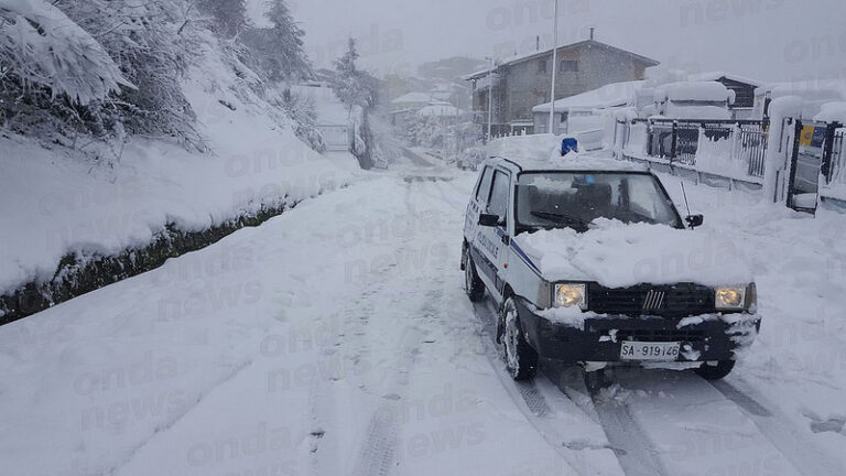 Caggiano: alberi cadono a causa della neve e tranciano i cavi dell’elettricità e del telefono