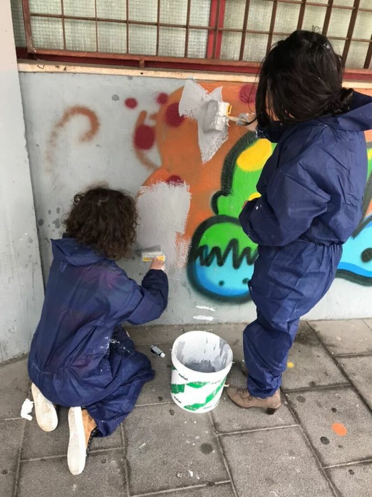 Imbrattano i muri di una scuola a Vallo della Lucania. Due 17enni costrette a ripulire