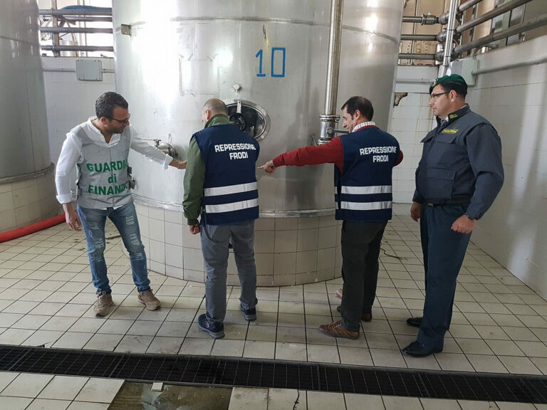 Vendono zucchero estero per adulterare il vino evadendo le imposte. Nei guai 39enne di Capaccio