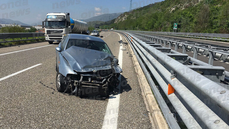 Incidente sull’A2 tra Sala Consilina ed Atena Lucana. Auto finisce contro il guardrail, ferita una donna