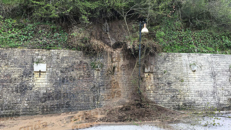 Movimento franoso nel centro abitato di Vietri di Potenza. Fango e acqua riversati su Viale Tracciolino
