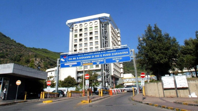 Neonato gravemente ustionato dopo il bagnetto all’ospedale “Ruggi” di Salerno. Trasferito al Cardarelli