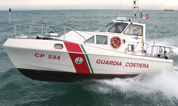 Imbarcazione rischia di affondare nel mare di Capaccio Paestum. Salvate 2 persone dalla Guardia Costiera