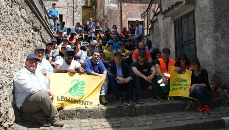 Sanza: amministratori, cittadini, migranti e Legambiente insieme per ripulire i vicoli del paese