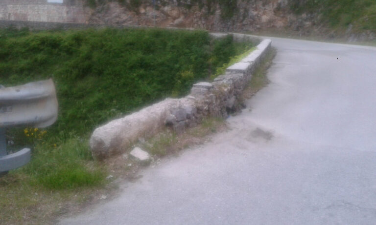 Parapetto pericoloso in via Santa Maria delle Grazie a Montesano. Richiesti interventi urgenti